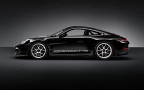 Вид сбоку на автомобиль Porsche 911 ST 2023 года