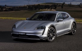 Серебристый Porsche Taycan 4 Cross Turismo