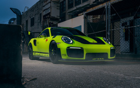 Спортивный автомобиль Porsche 911 GT2 RS салатового цвета