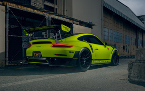 Спорткар Porsche 911 GT2 RS вид сзади
