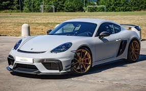 Стильный автомобиль Porsche 718 Cayman GT4