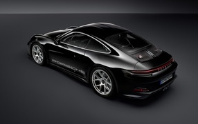 Вид сверху на черный автомобиль Porsche 911 ST 2023 года