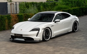 Вид на белый автомобиль Porsche Taycan