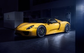 Желтый Porsche 918 Spyder в гараже