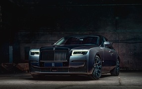 Черный автомобиль Rolls-Royce Ghost