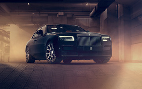 Черный автомобиль Rolls Royce Ghost Black Badge