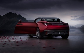 Бордовый Rolls-Royce La Rose Noire Droptail 2023 года с открытой дверью