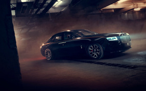 Дорогой черный автомобиль Rolls Royce Ghost Black Badge