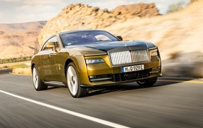 Дорогой автомобиль Rolls-Royce Spectre на трассе
