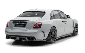 Серый автомобиль Mansory Rolls-Royce Ghost 2021 года на белом фоне 