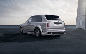 Вид сзади на автомобиль Rolls-Royce Cullinan Overdose S 2023 года