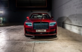 Красный автомобиль Rolls-Royce Black Badge Ghost  в гараже
