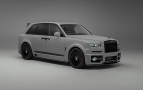 Автомобиль Rolls-Royce Cullinan на сером фоне