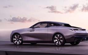 Серебристый автомобиль Rolls-Royce Amethyst Droptail вид сзади