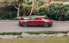 Вид сверху на красный автомобиль Rolls-Royce La Rose Noire Droptail 2023 года