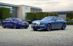 Два стильных дорогих автомобиля Rolls-Royce Spectre и  Rolls-Royce Ghost