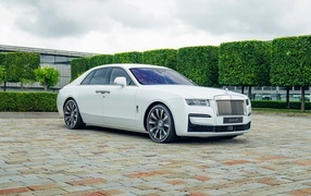 Белый дорогой автомобиль Rolls-Royce Ghost