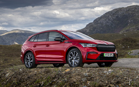 Red SUV Skoda Enyaq Sportline IV 80, 2023 in the mountains