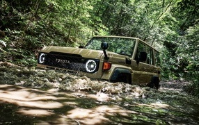 Джип Toyota Land Cruiser 2023 года едет по воде