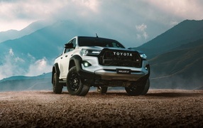 Большой Toyota Hilux GR Sport Double Cab 2023 года