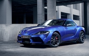 Синий автомобиль Toyota GR Supra 3.0 MT 2023 года у серого здания