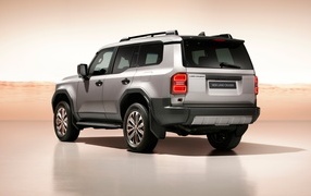 Вид сзади на автомобиль Toyota Land Cruiser 2024  года