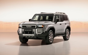 Серебристый внедорожник Toyota Land Cruiser 2024  года