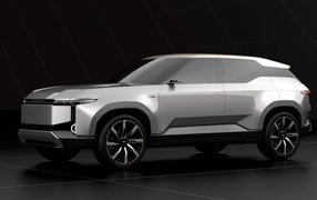 Серебристый внедорожник Toyota Land Cruiser Se на черном фоне