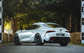 Серебристый автомобиль Toyota GR Supra Pro вид сзади
