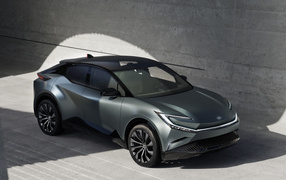 Автомобиль Toyota BZ Compact SUV Concept 2022  у стены