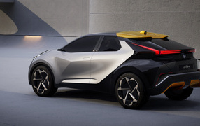 Автомобиль Toyota C-HR Prologue 2022 у бетонной стены