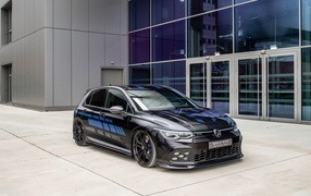 Черный автомобиль Volkswagen Golf GTE Meteora  у здания