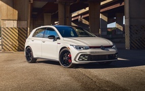 Белый автомобиль Volkswagen Golf GTI 380, 2024 года у здания