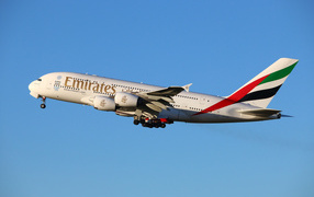 Большой аэробус A380-800 компании Emirates Airline