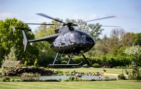 Серый вертолет отрывается от земли