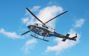 Полицейский вертолет в голубом небе