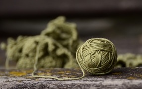 Клубок ниток на деревянном столе