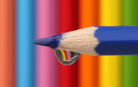 Капля воды стекает с синего карандаша