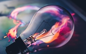 Стеклянная лампочка с огнем