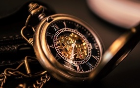 Золотые карманные часы на цепочке 