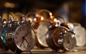 Много будильников на столе