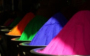Много разноцветной порошковой краски