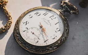 Старые карманные часы с золотыми стрелками