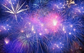Розовые и синие искры салюта в небе
