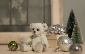 Игрушечный медвежонок с шариками