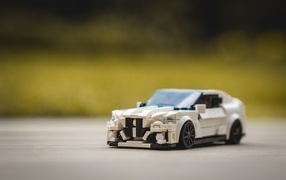 Игрушечная машинка крупным планом