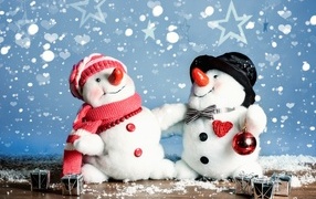 Два веселых игрушечных снеговика