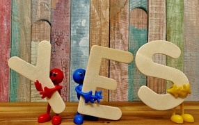 Деревянная буквы с надписью да