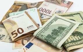 Много банкнот долларов и евро