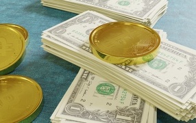 Пачки долларов с монетами биткоин